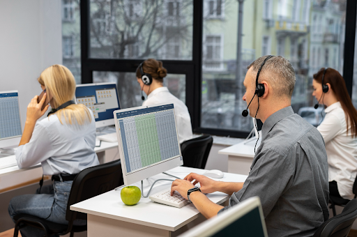 How a Hosted Call Center Helps Teams Handle Calls Effortlessly